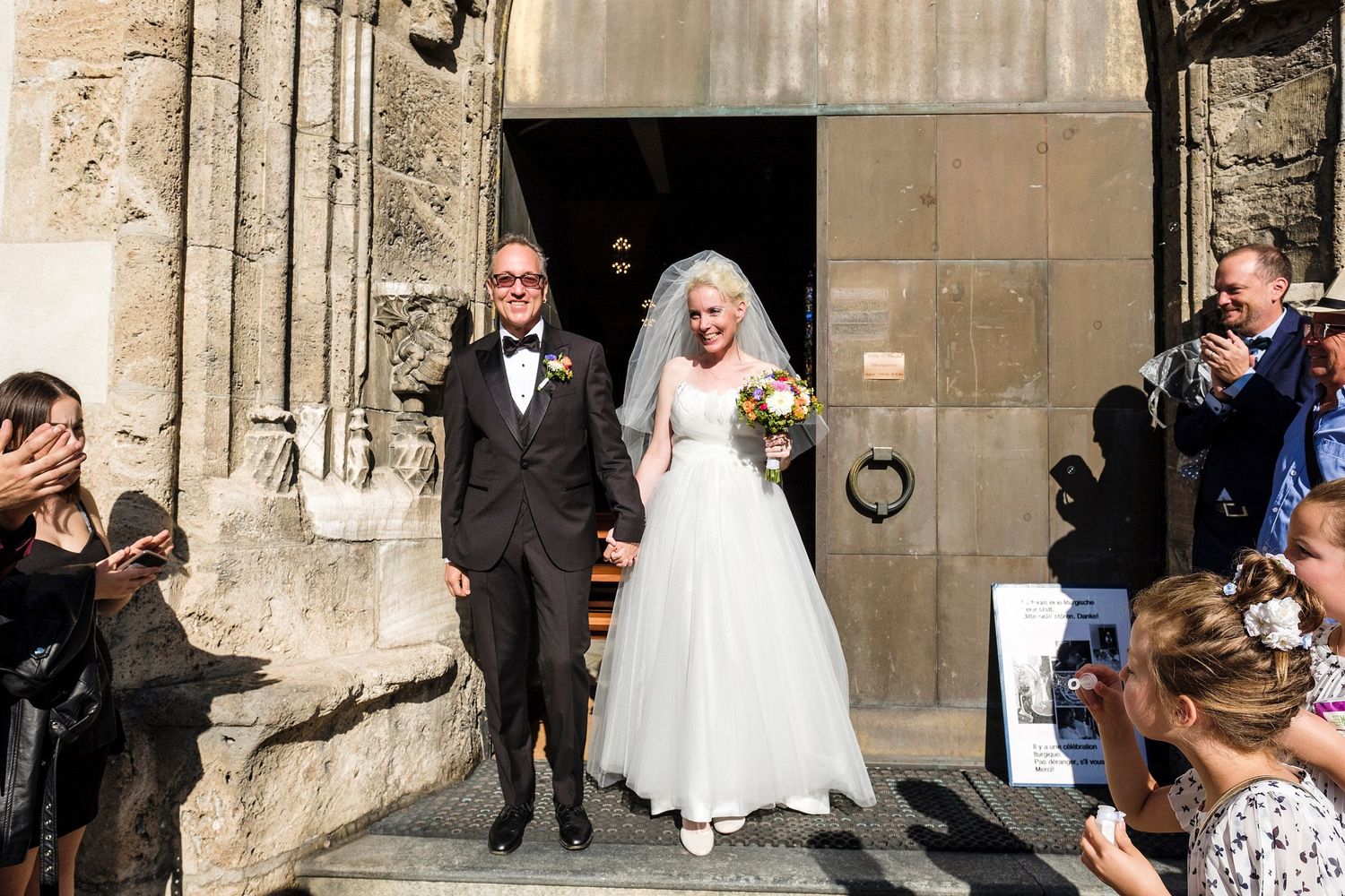 TLOOK photographe de mariage de style documentaire, cérémonie religieuse église à sion sortie des mariés