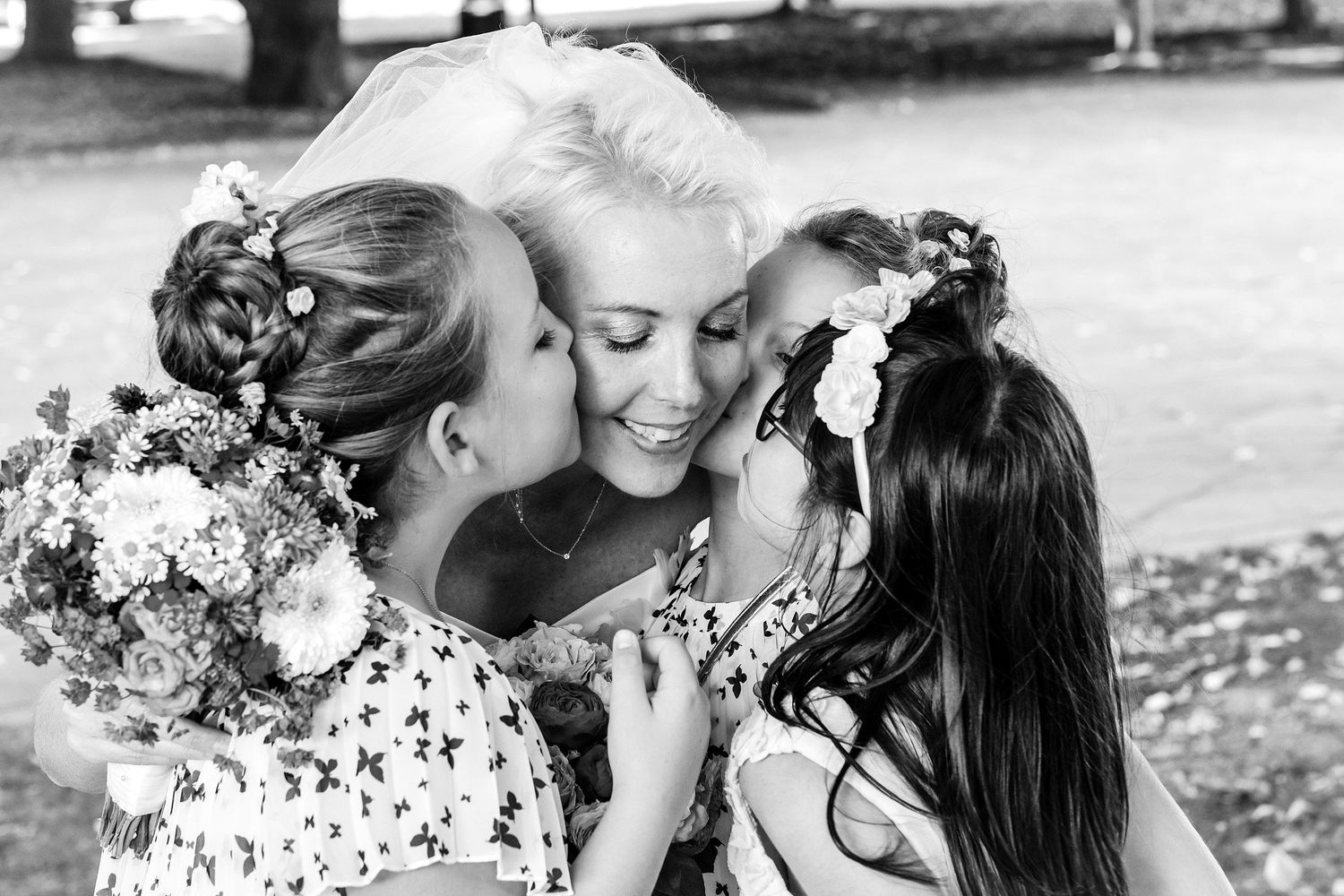 TLOOK photographe de mariage de style documentaire, cérémonie à sion les filles embrassent la mariée