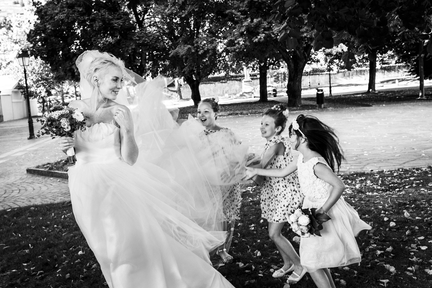 TLOOK photographe de mariage de style documentaire, cérémonie à sion les filles tiennent la robe de la mariée
