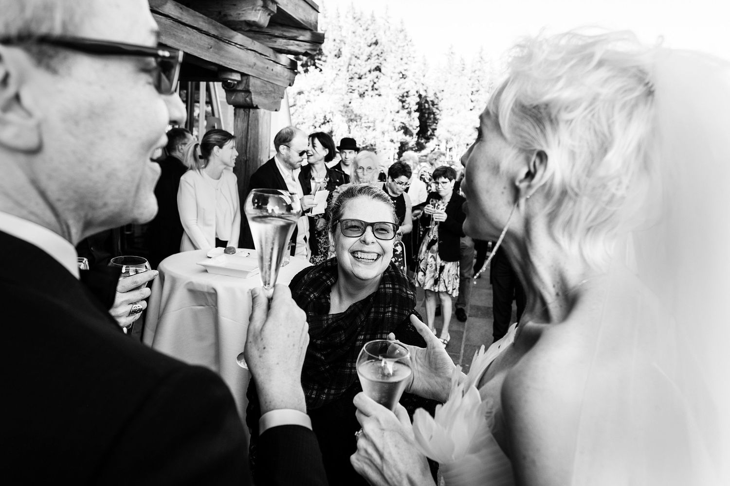 TLOOK photographe de mariage de style documentaire, hôtel lecrans à crans-montana cocktail sur la terrasse