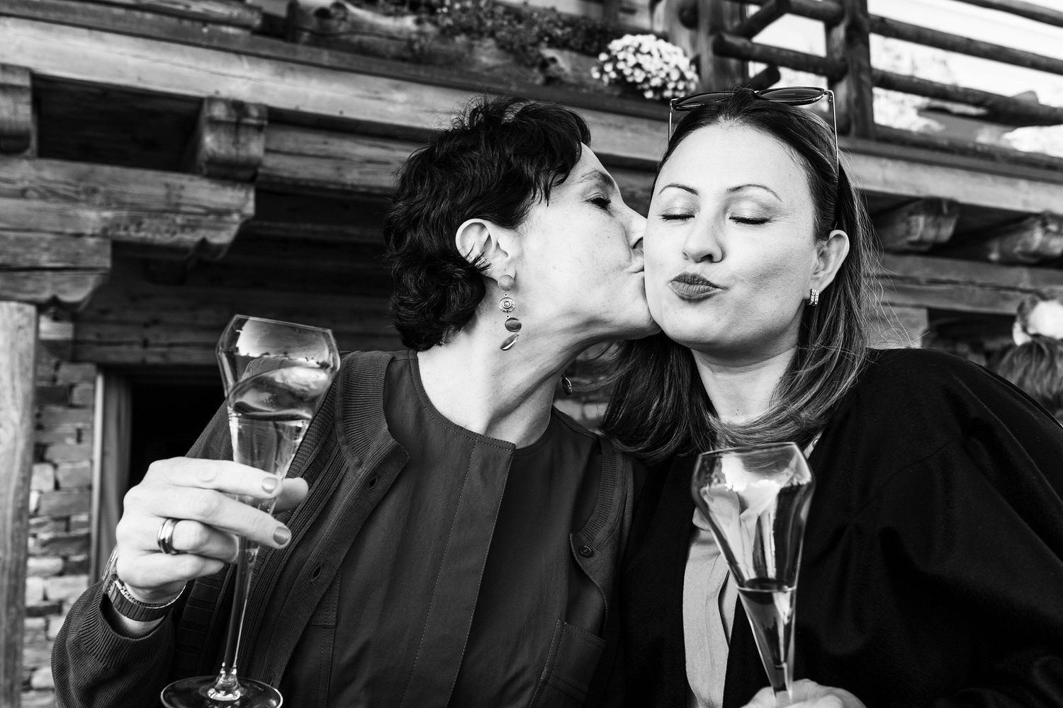 TLOOK photographe de mariage de style documentaire, hôtel lecrans à crans-montana cocktail sur la terrasse