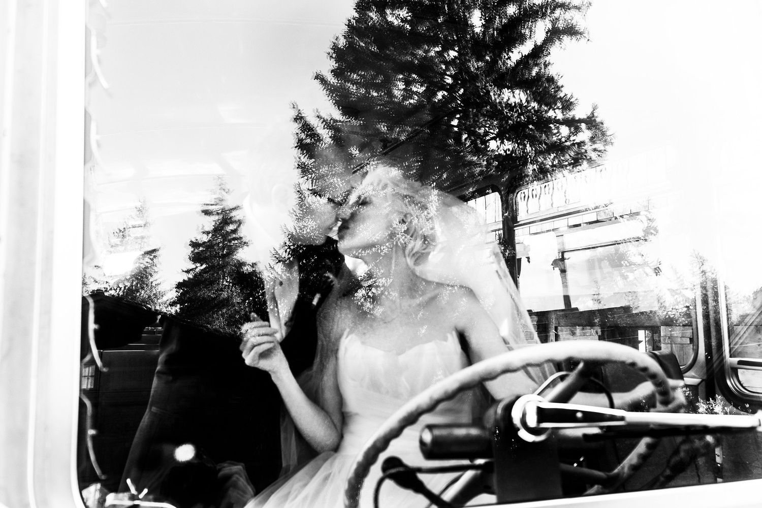 TLOOK photographe de mariage de style documentaire, hôtel lecrans à crans-montana cocktail sur la terrasse
