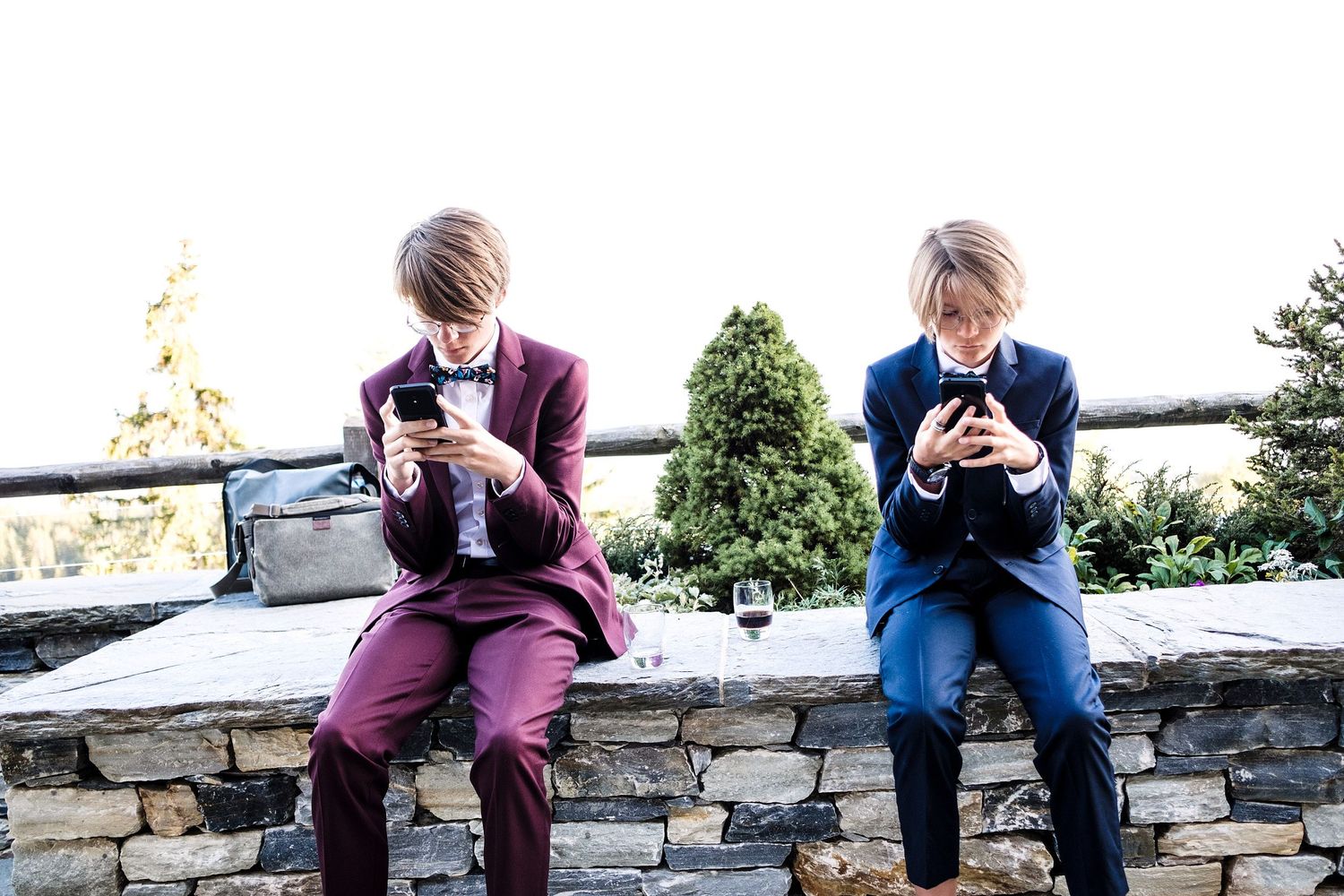 TLOOK photographe de mariage de style documentaire, hôtel lecrans à crans-montana cocktail sur la terrasse
