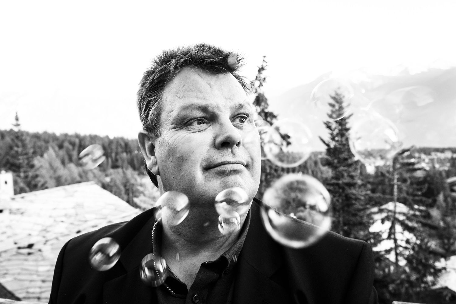 TLOOK photographe de mariage de style documentaire, hôtel lecrans à crans-montana cocktail sur la terrasse