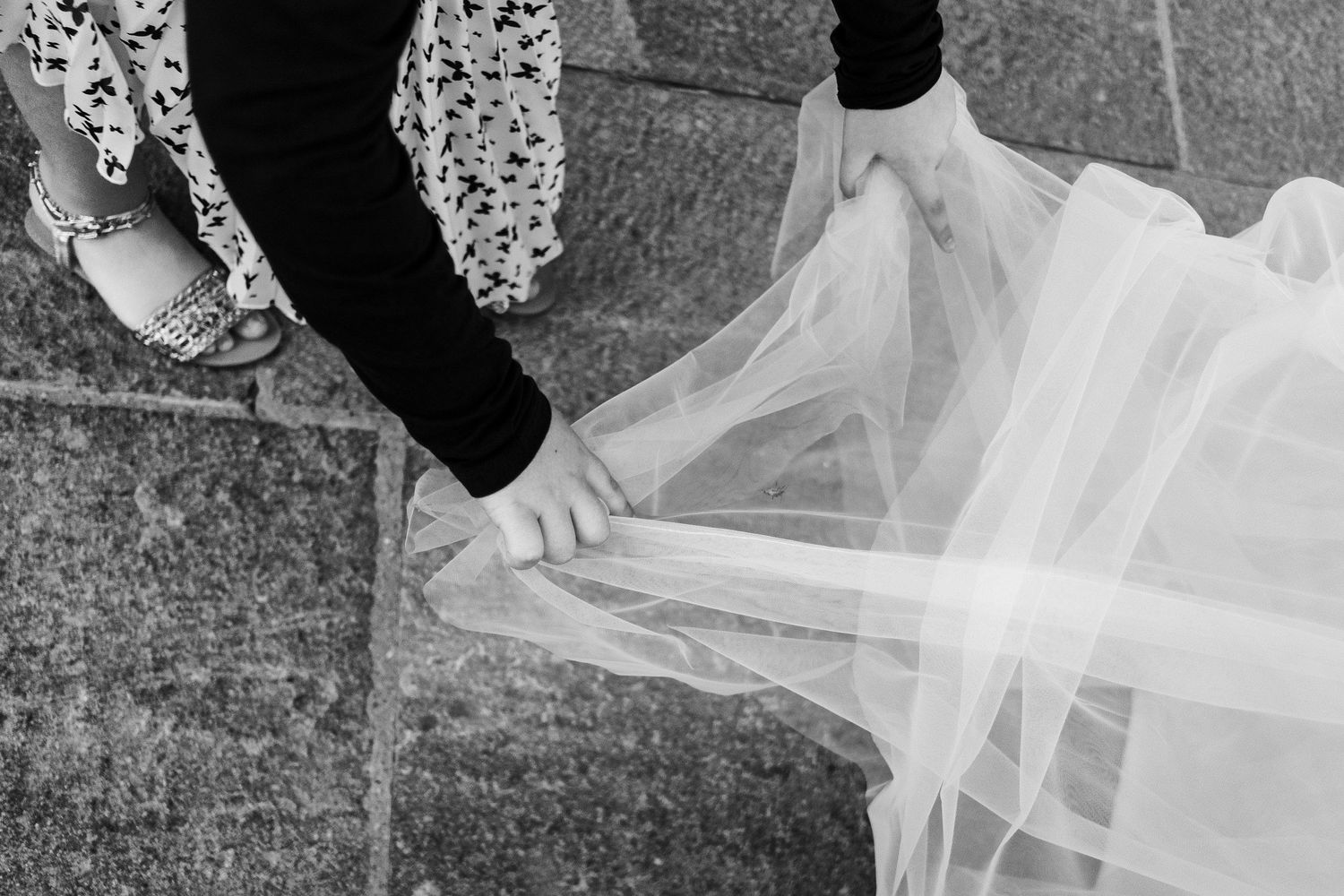 TLOOK photographe de mariage de style documentaire, hôtel lecrans à crans-montana cocktail sur la terrasse voile