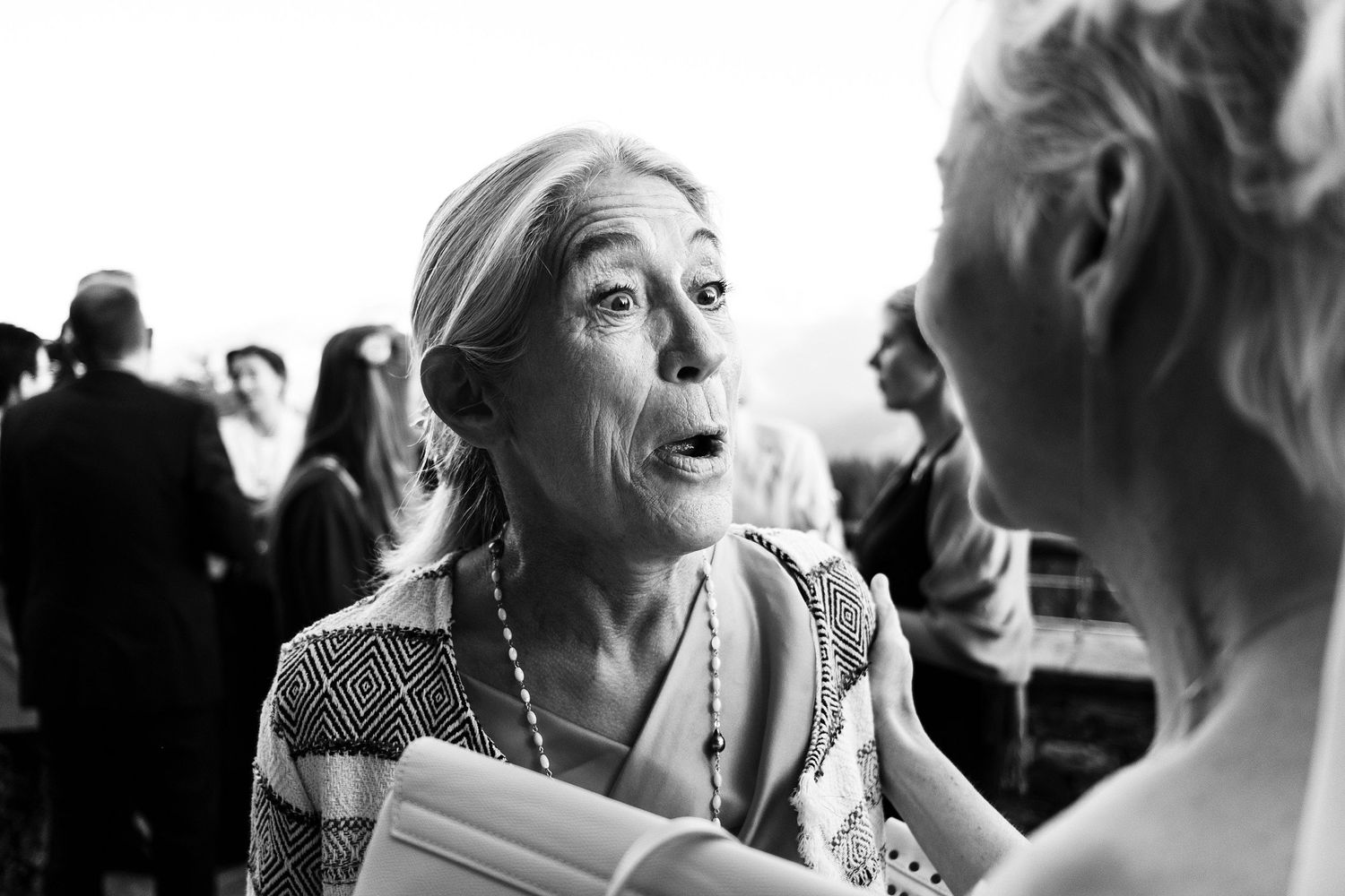 TLOOK photographe de mariage de style documentaire, hôtel lecrans à crans-montana cocktail sur la terrasse