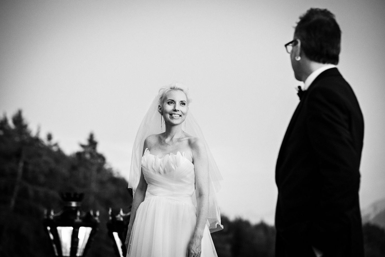 TLOOK photographe de mariage de style documentaire, hôtel lecrans à crans-montana soirée portraits des mariés sur la terrasse