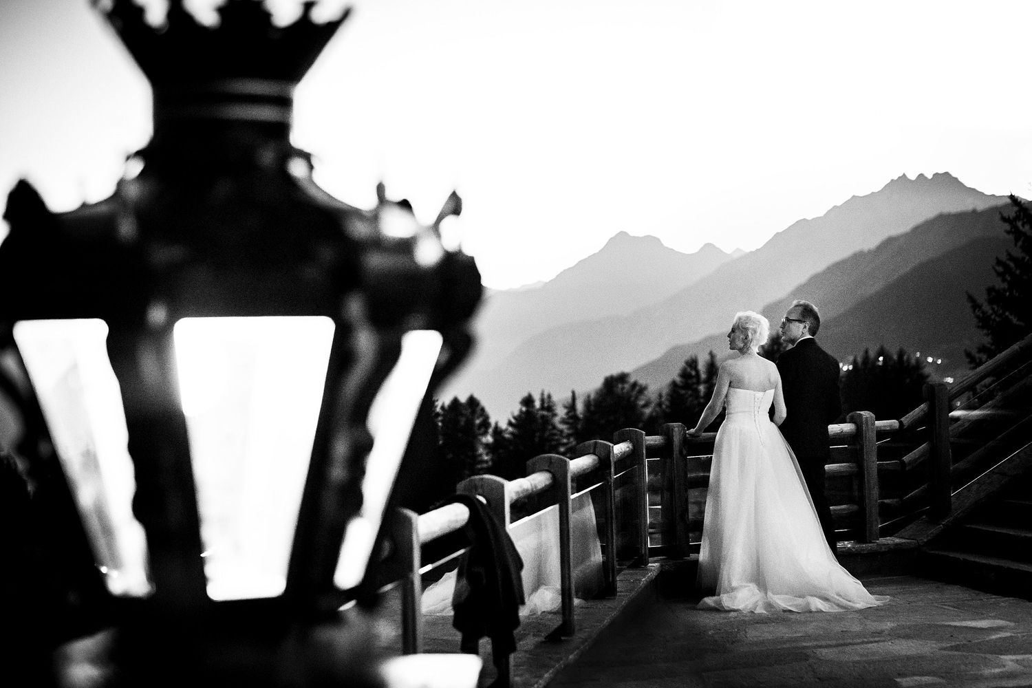 TLOOK photographe de mariage de style documentaire, hôtel lecrans à crans-montana soirée portraits des mariés sur la terrasse