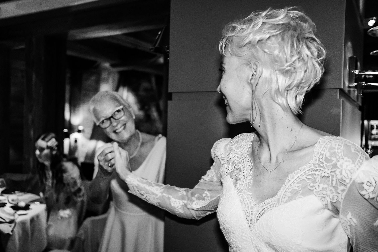 TLOOK photographe de mariage de style documentaire, hôtel lecrans à crans-montana soirée portraits