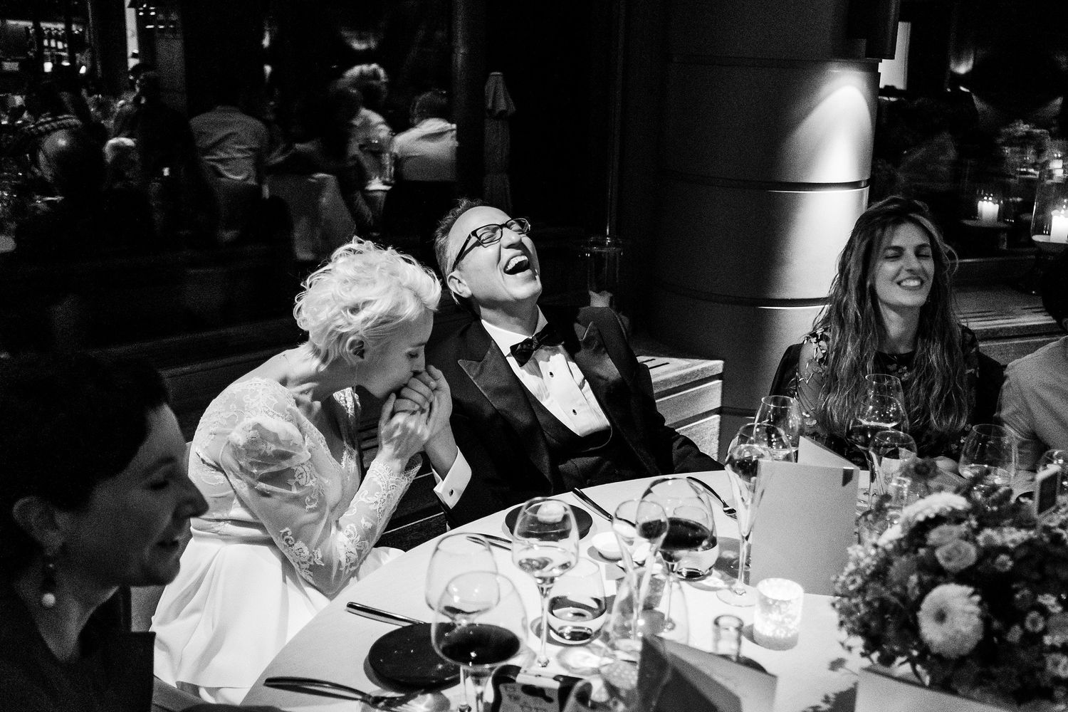 TLOOK photographe de mariage de style documentaire, hôtel lecrans à crans-montana soirée portraits rires