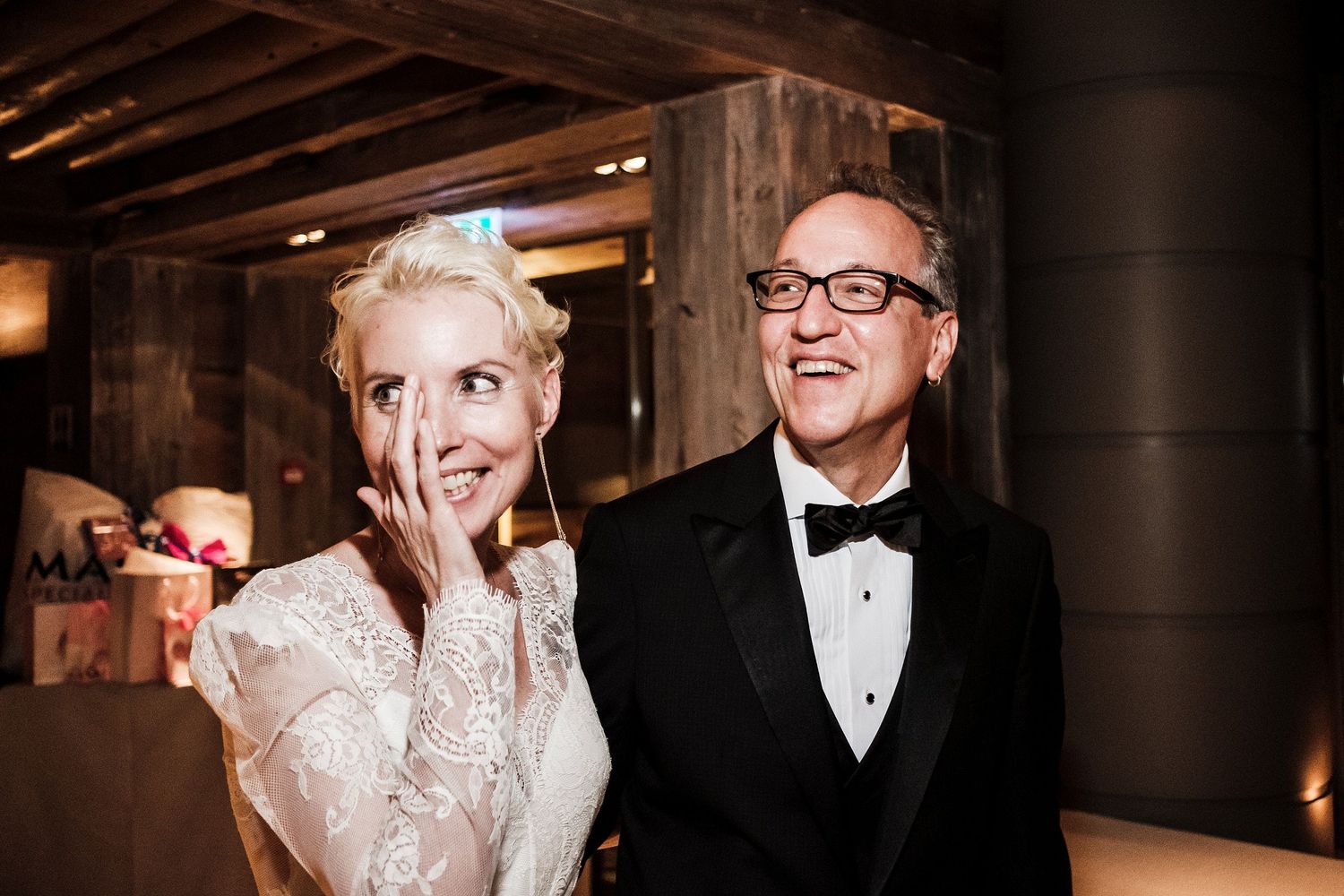 TLOOK photographe de mariage de style documentaire, hôtel lecrans à crans-montana soirée portraits rires