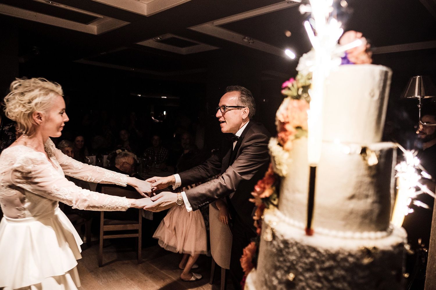 TLOOK photographe de mariage de style documentaire, hôtel lecrans à crans-montana soirée portraits des mariés coupe du gâteau