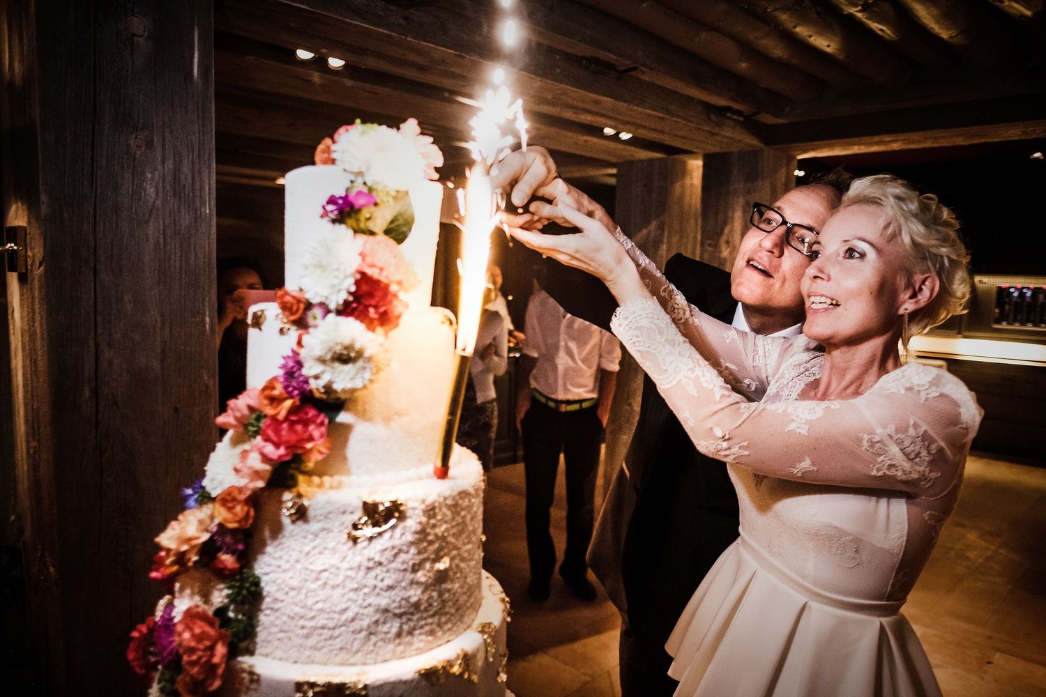 TLOOK photographe de mariage de style documentaire, hôtel lecrans à crans-montana soirée portraits des mariés coupe du gâteau