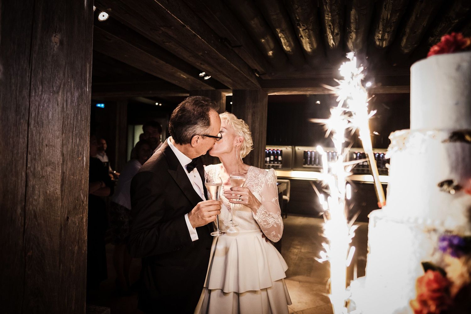 TLOOK photographe de mariage de style documentaire, hôtel lecrans à crans-montana soirée portraits des mariés coupe du gâteau