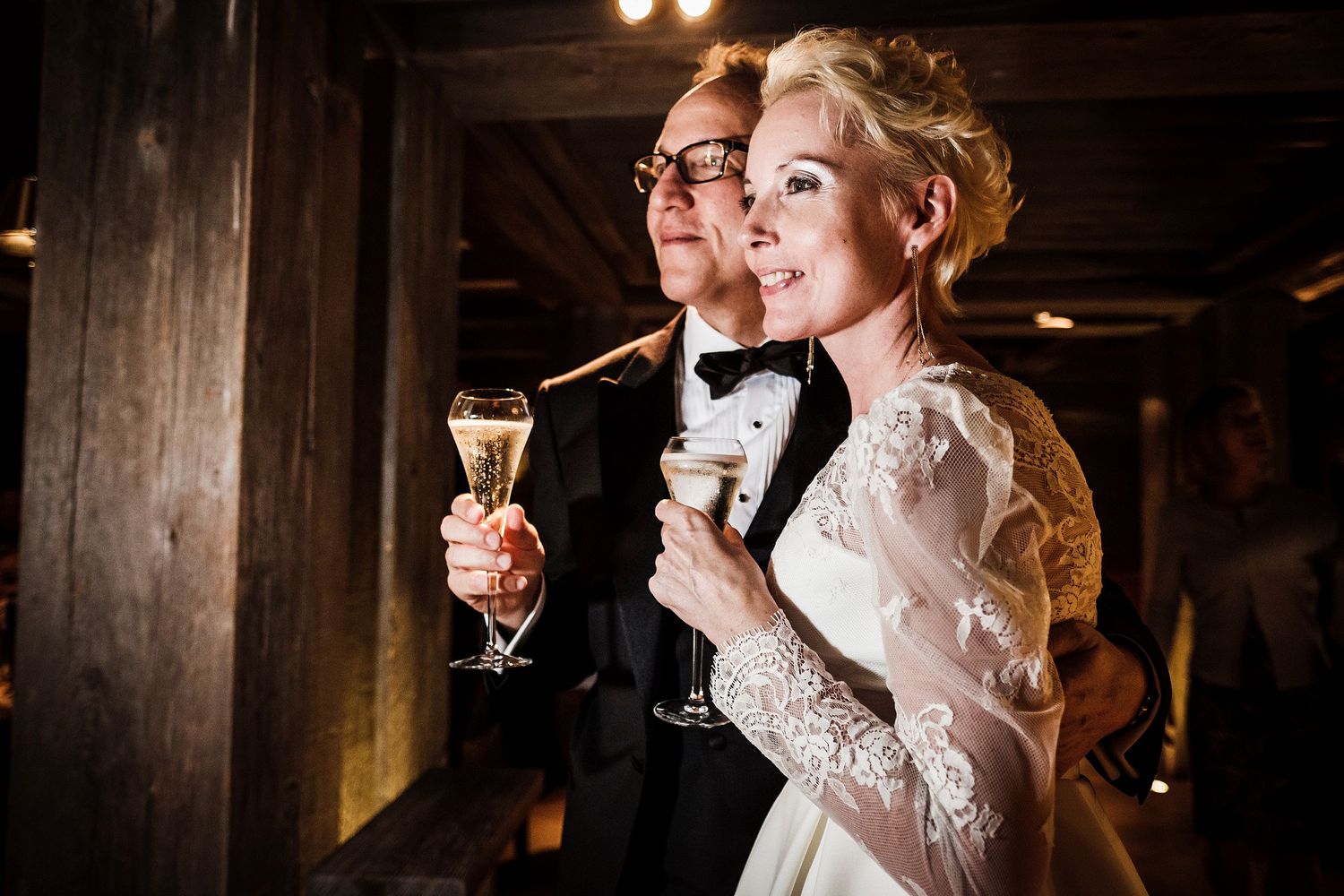 TLOOK photographe de mariage de style documentaire, hôtel lecrans à crans-montana soirée portraits des mariés