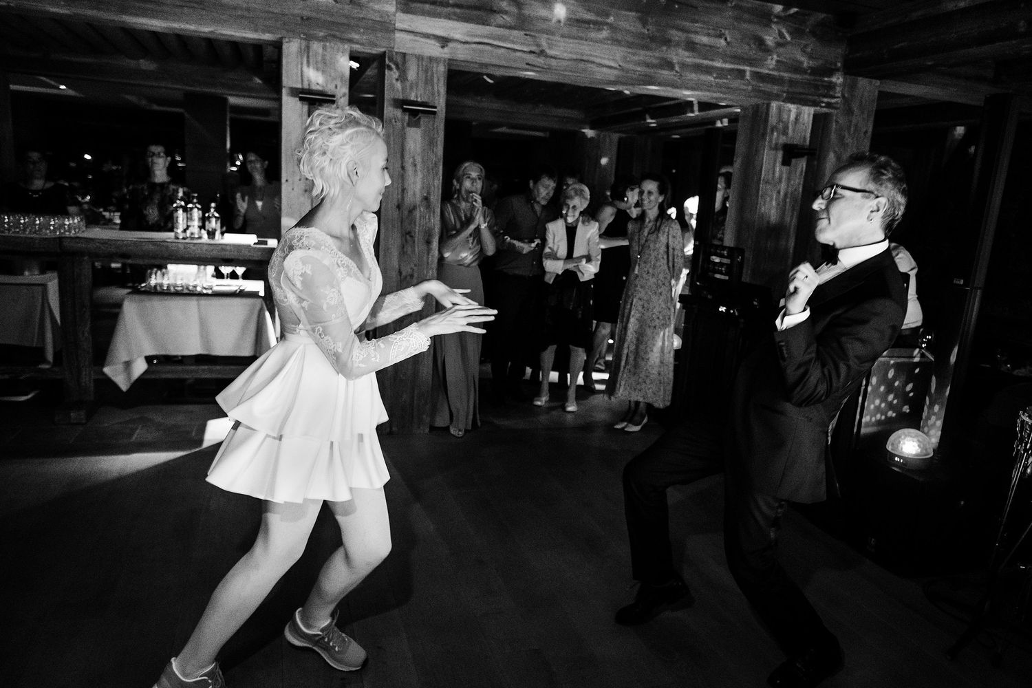 TLOOK photographe de mariage de style documentaire, hôtel lecrans à crans-montana soirée dance floor première danse des mariés
