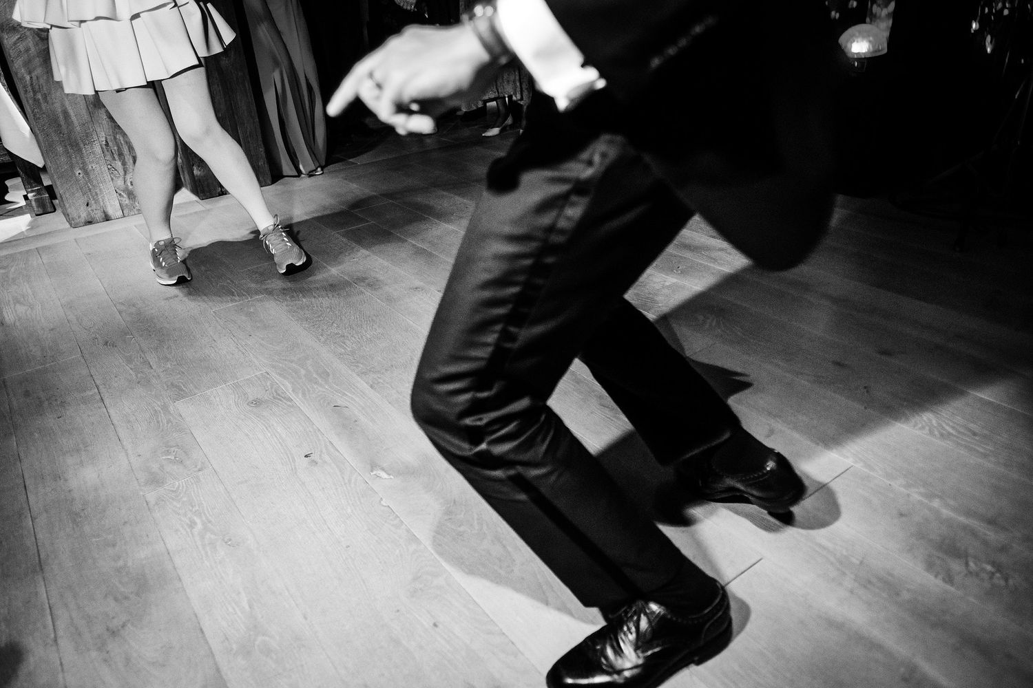 TLOOK photographe de mariage de style documentaire, hôtel lecrans à crans-montana soirée dance floor première danse des mariés