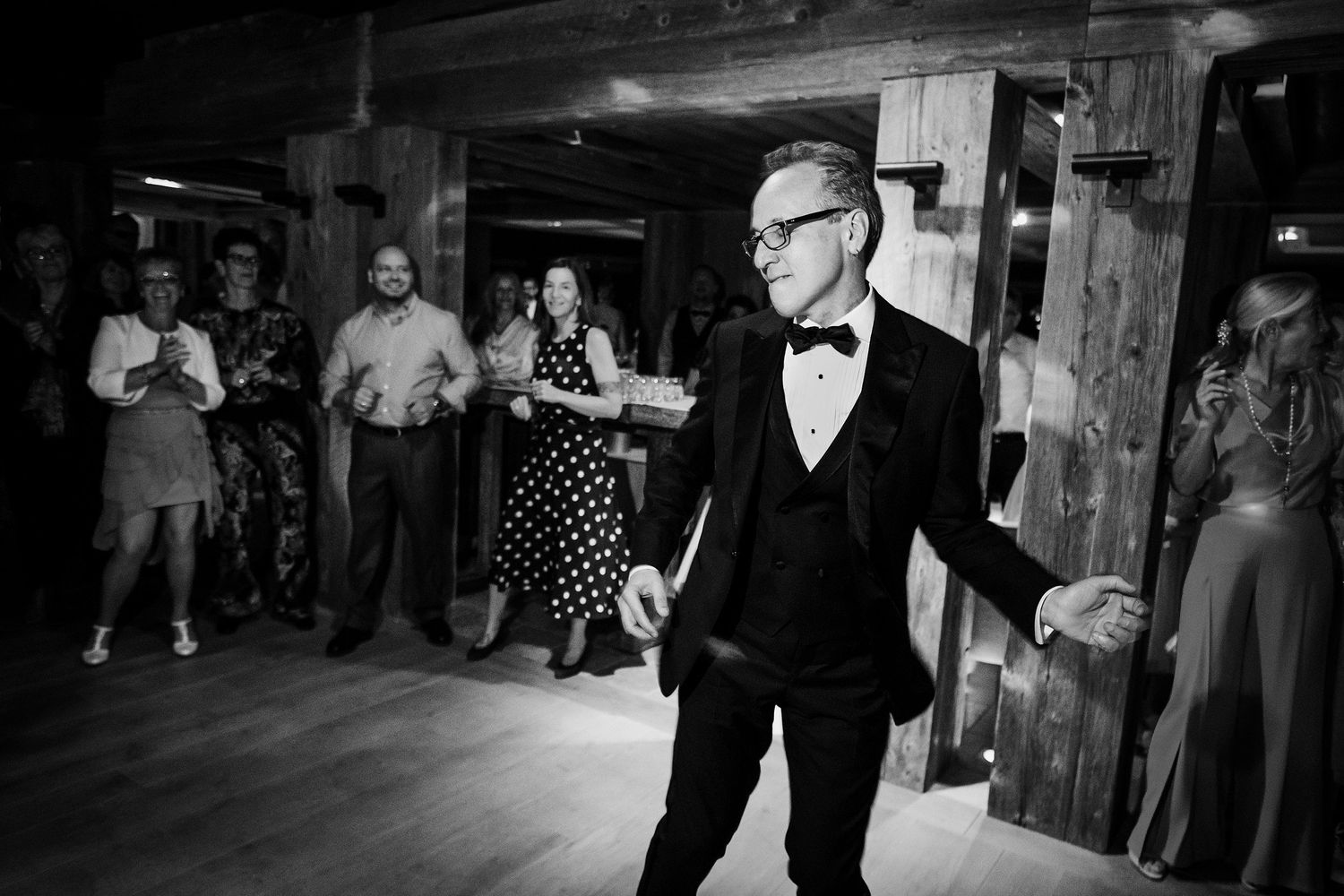 TLOOK photographe de mariage de style documentaire, hôtel lecrans à crans-montana soirée dance floor première danse des mariés
