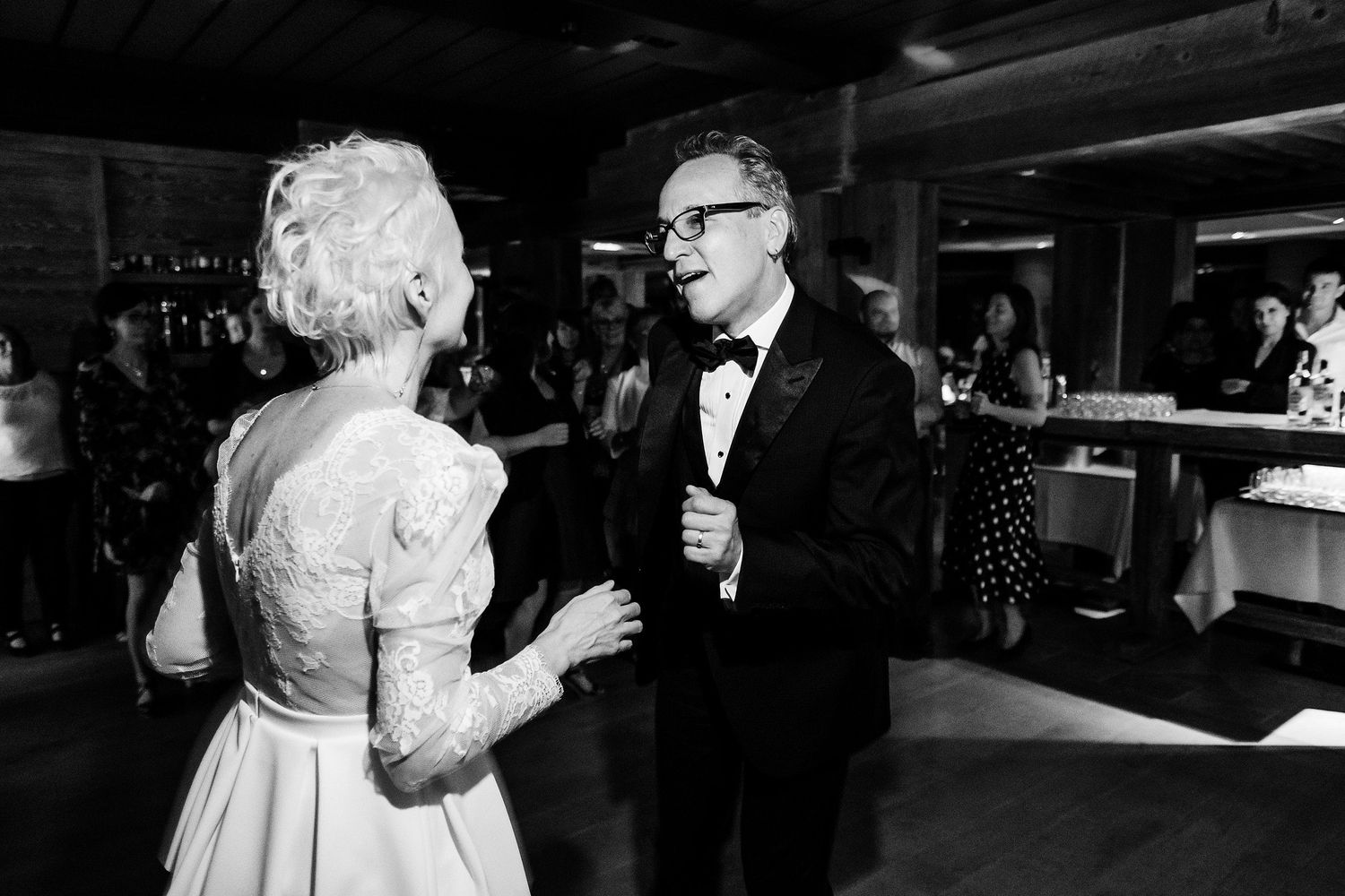 TLOOK photographe de mariage de style documentaire, hôtel lecrans à crans-montana soirée dance floor première danse des mariés