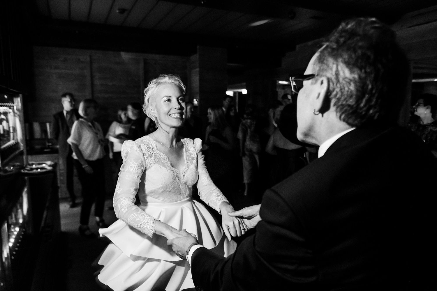 TLOOK photographe de mariage de style documentaire, hôtel lecrans à crans-montana soirée dance floor première danse des mariés