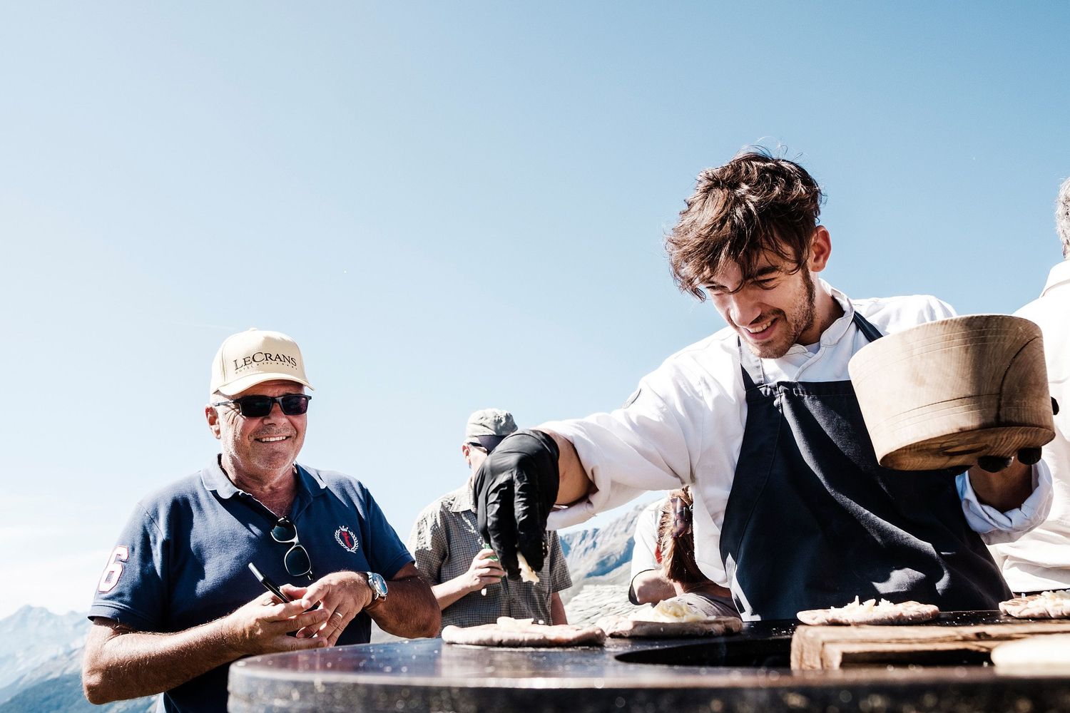 TLOOK photographe de mariage de style documentaire, Chetzeron à Crans-Montana cocktail portraits