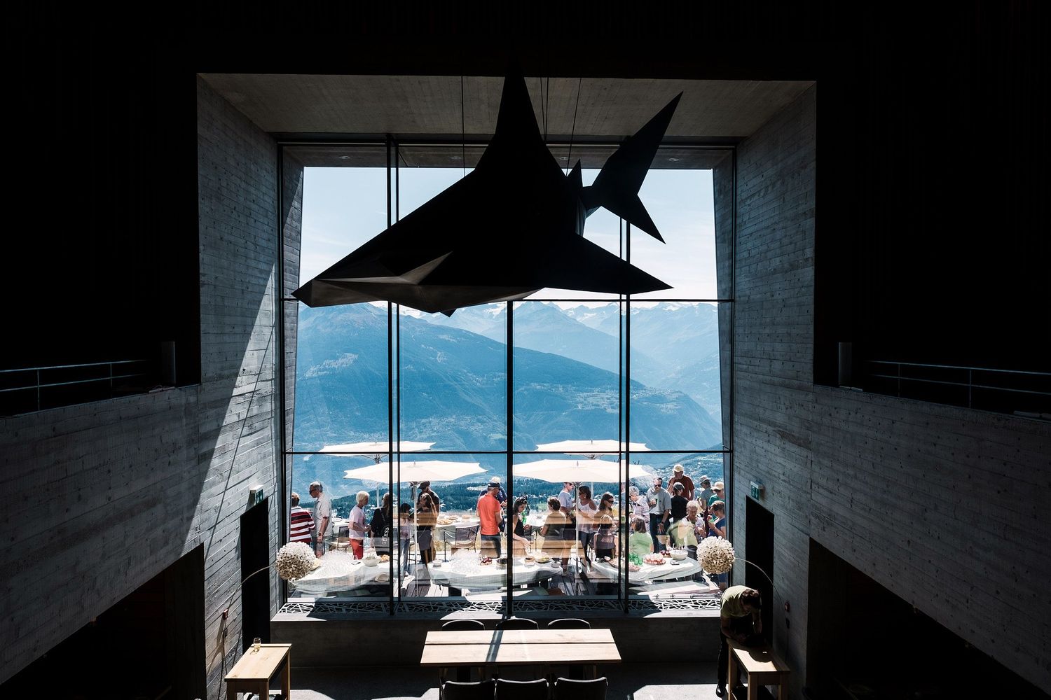 TLOOK photographe de mariage de style documentaire, Chetzeron à Crans-Montana cocktail portraits