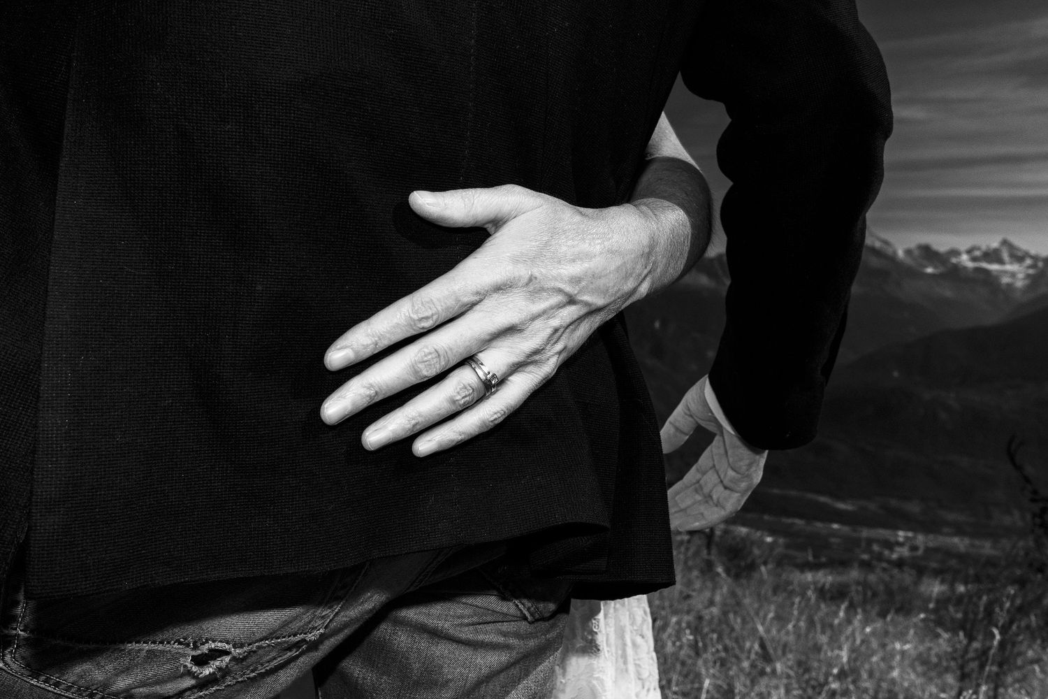 TLOOK photographe de mariage de style documentaire, Chetzeron à Crans-Montana cocktail portraits