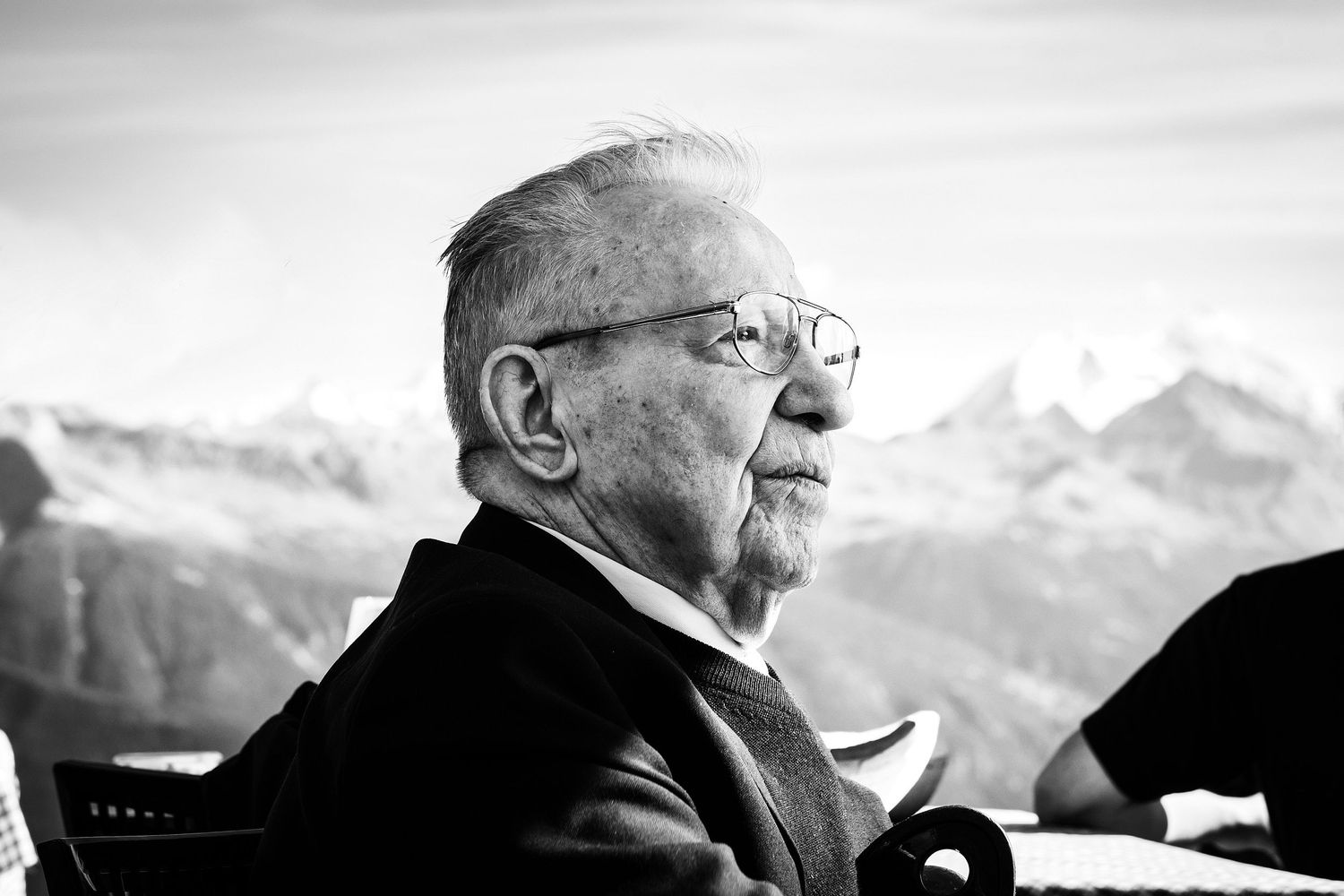 TLOOK photographe de mariage de style documentaire, Chetzeron à Crans-Montana cocktail portraits