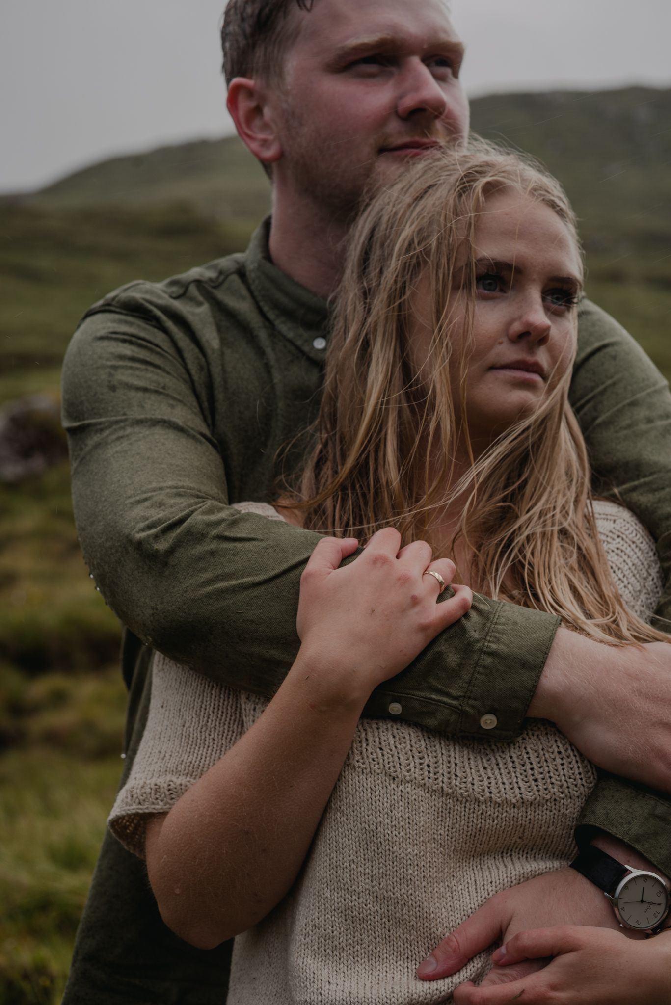 Forlovelsesbillede af ringen ude i regnen