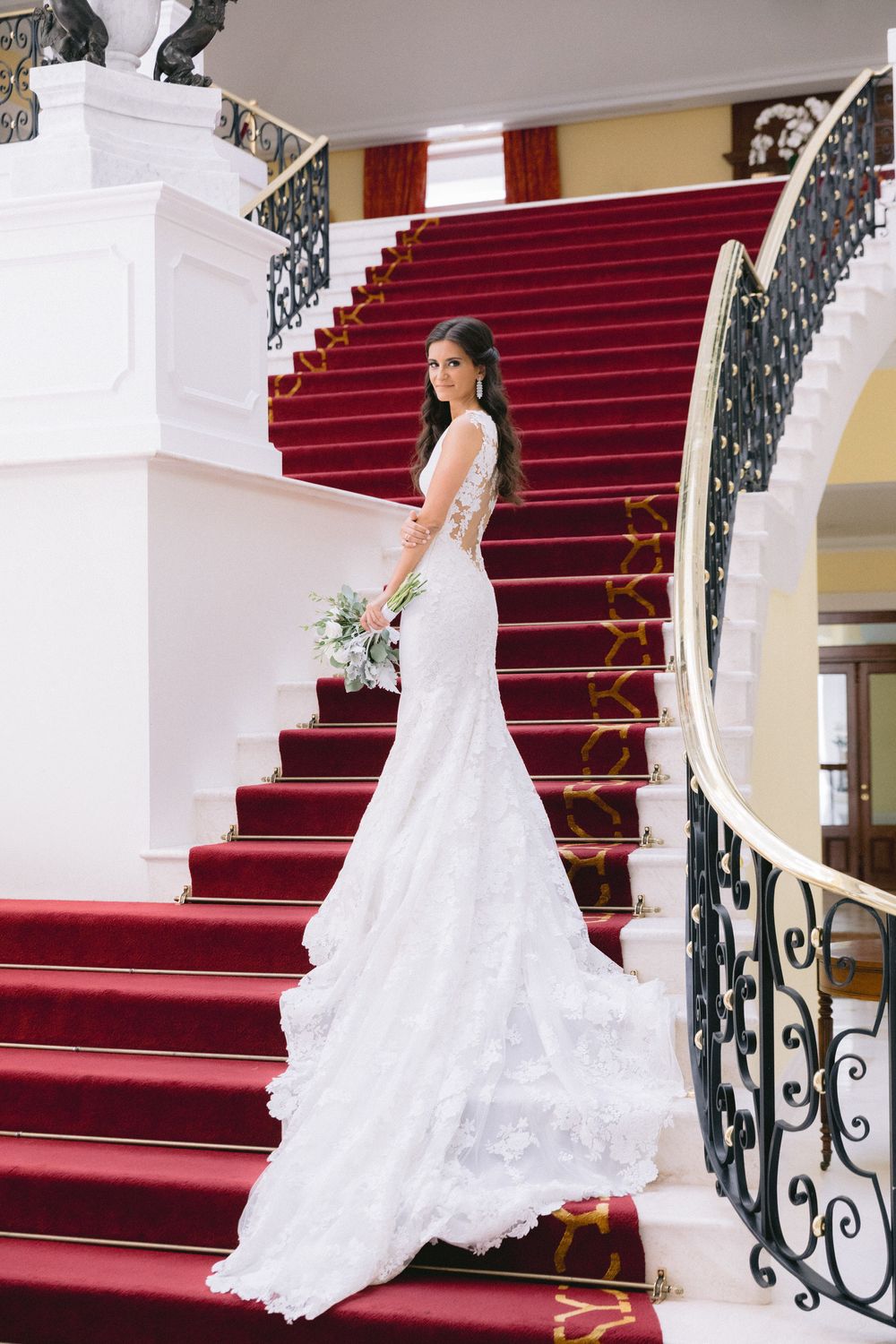 noiva na escadaria do The Yeatman Hotel no Porto