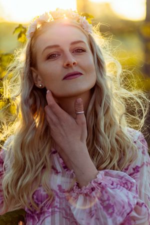 En kvinde i en pink kjole i en skov i Tørring