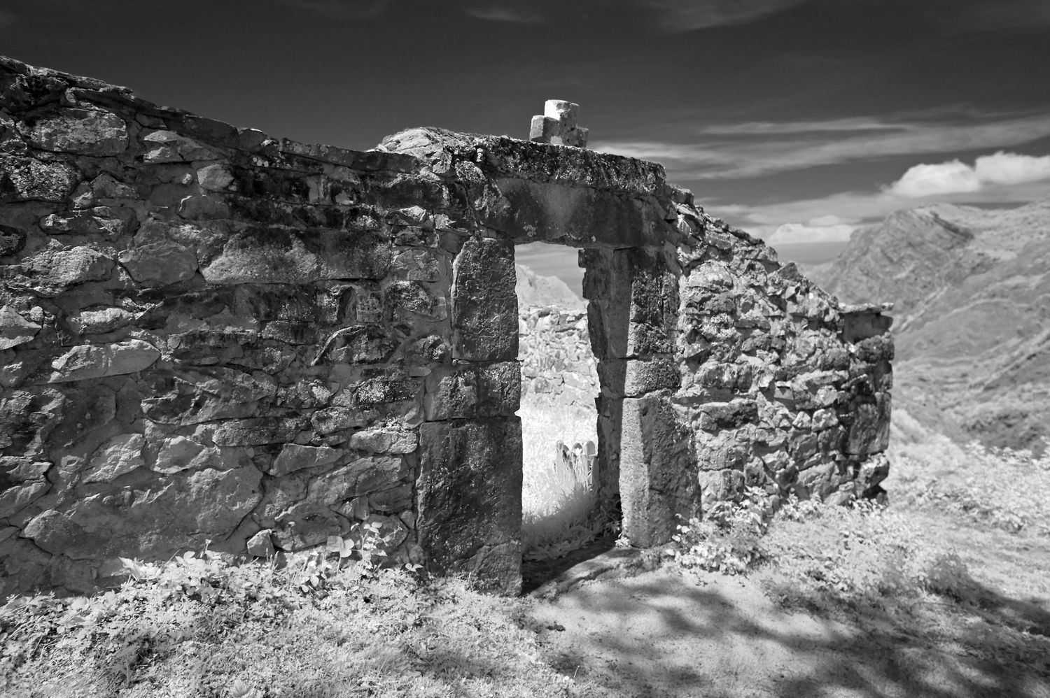 Entrée de cimetière dans un village de montagne en Asturies / Espagne