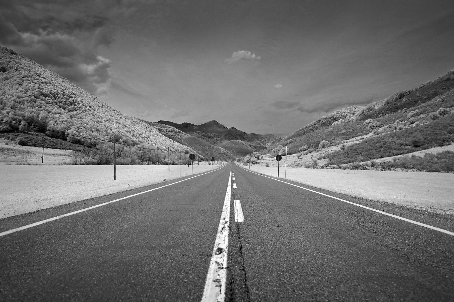 Route en ligne droite en Asturies / Espagne