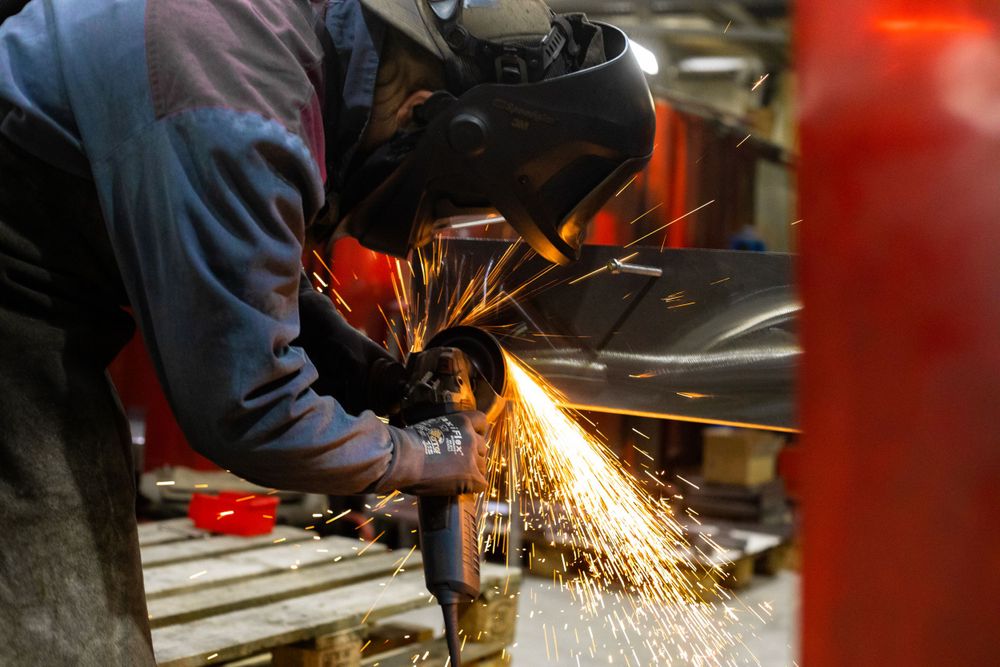 Foto eines Arbeiter mit einem Winkelschleifer