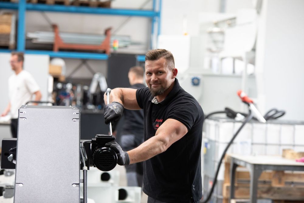 Imagefoto von Angestelltem an einer Maschine