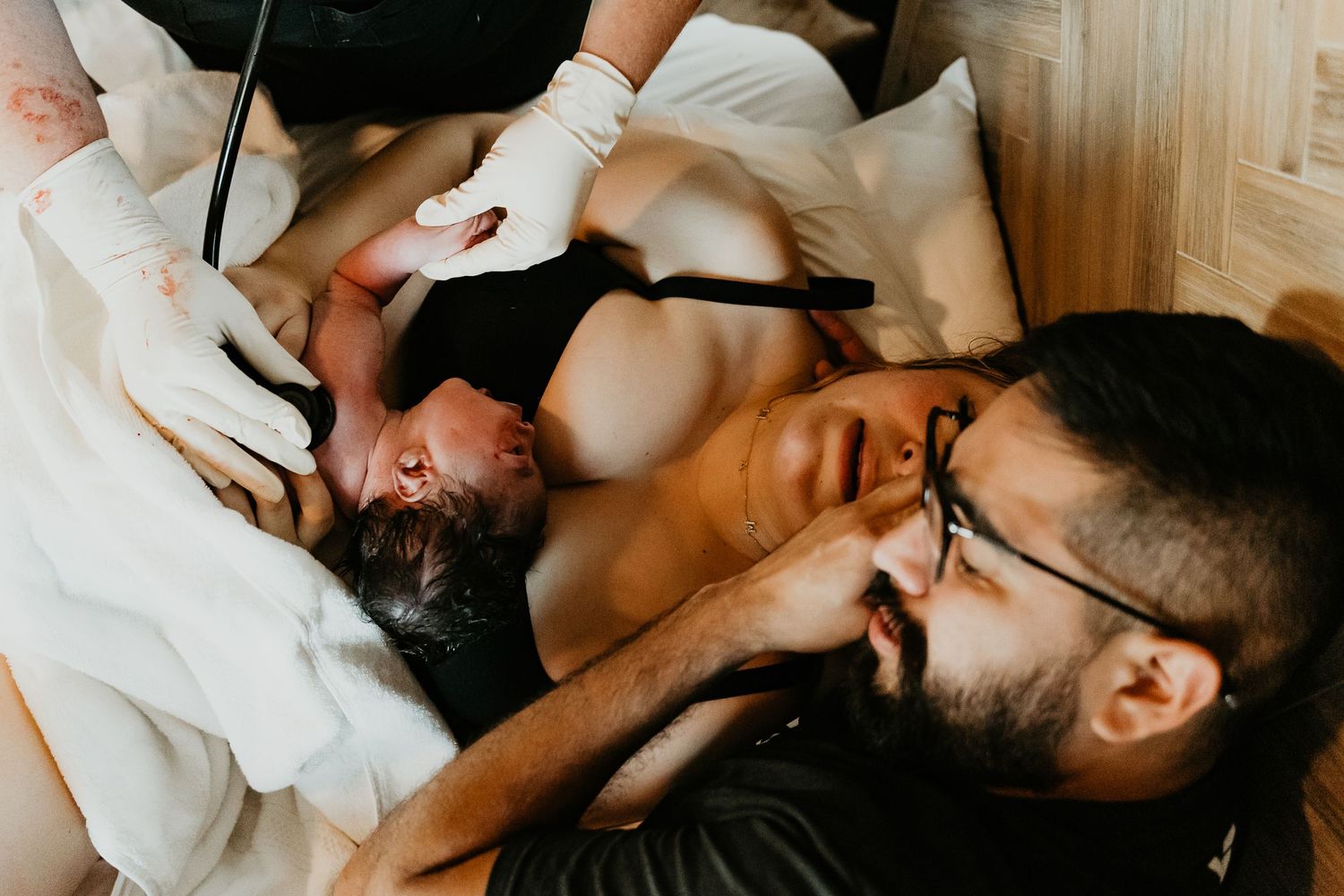 Origins birth center newborn photographer. Dallas texas newborn photographer. mom and dad with newborn baby on chest dfw