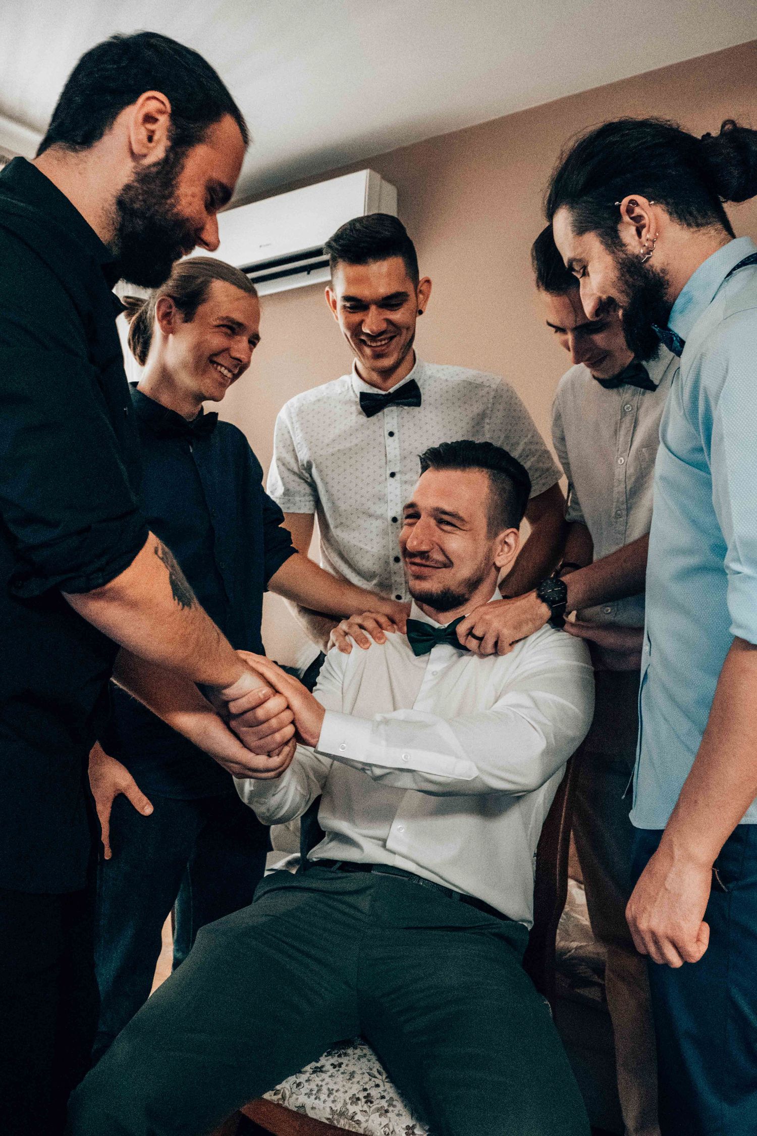 младоженец, кумове, приятели, подготовка, фотография, сватбена, сватба, Русе, Пловдив, София, Варна, пътуващ