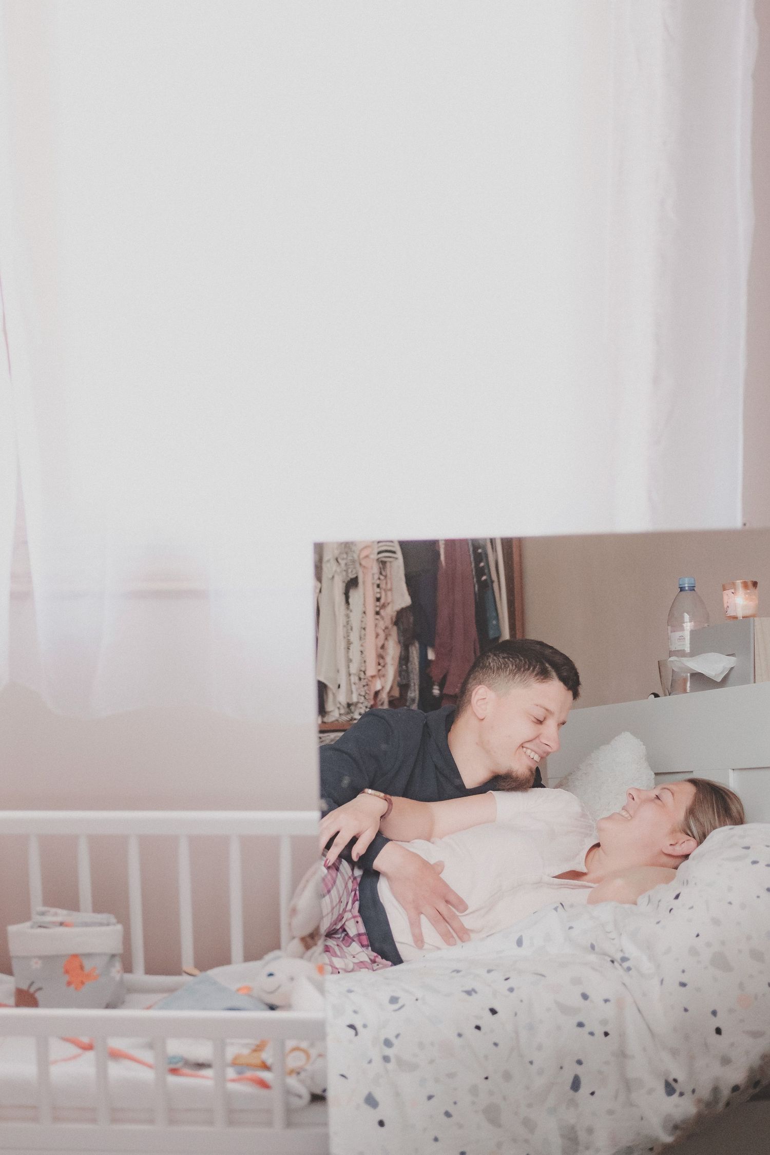 Tendre moment couple chambre d'enfant naissance