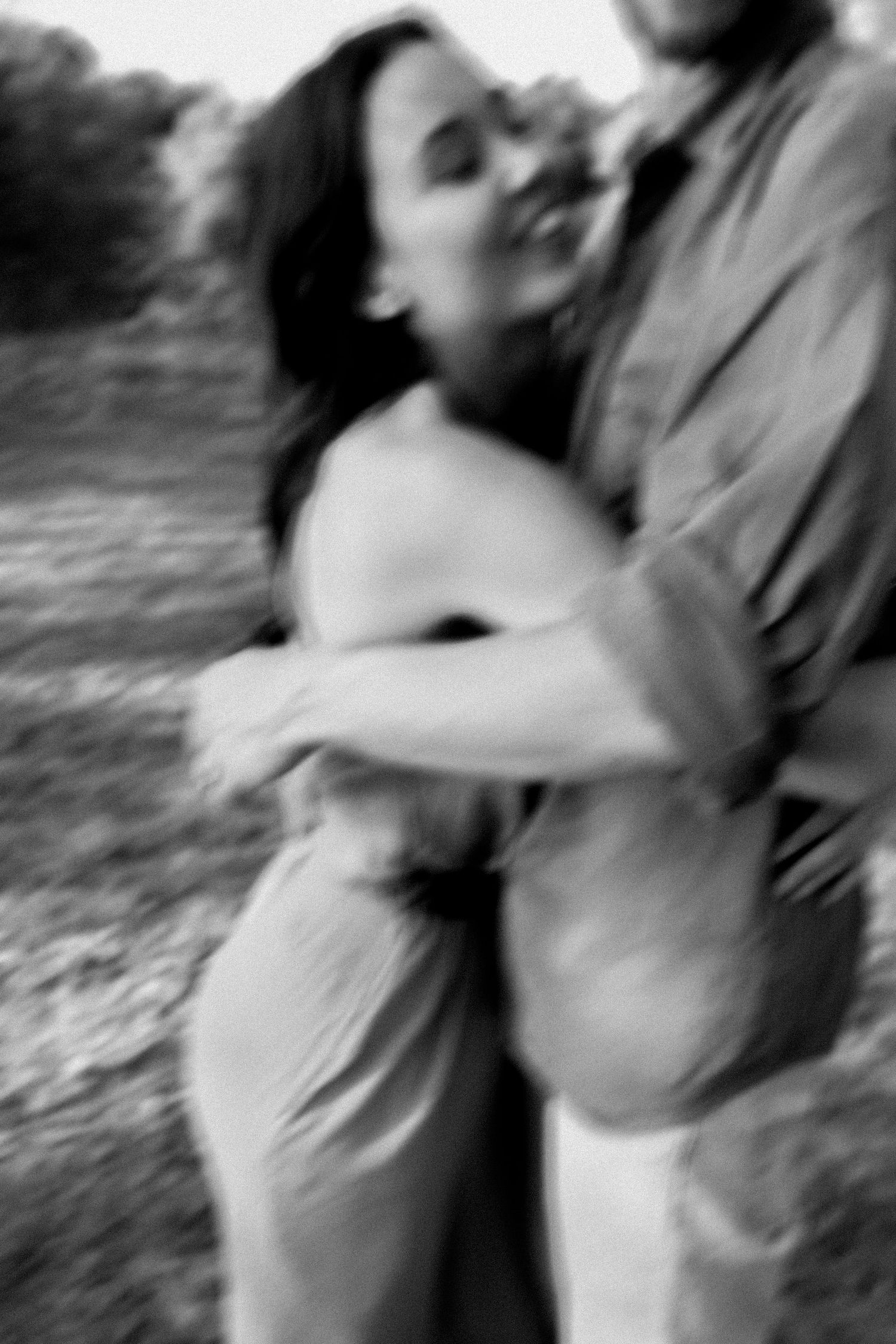 Photo en noir et blanc d'une séance couple prise dans un parc à Tours lors d'une prestation de reportage photographique pour un PACS.