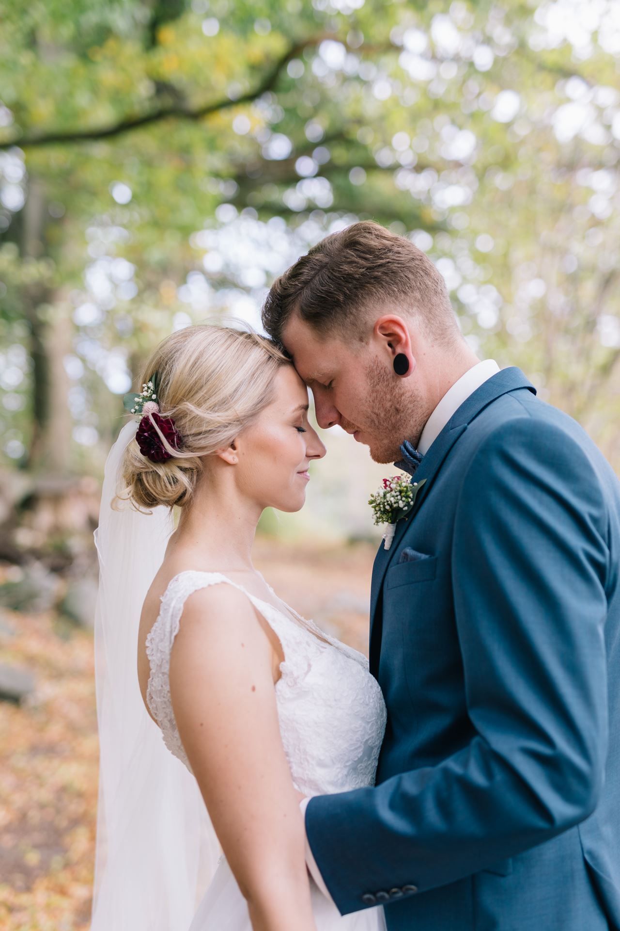 Hochzeitsfotografie - Brautpaar in enger Pose Kopf an Kopf