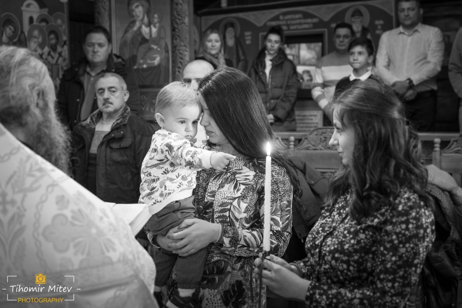 Дете сочи към свещ в църква