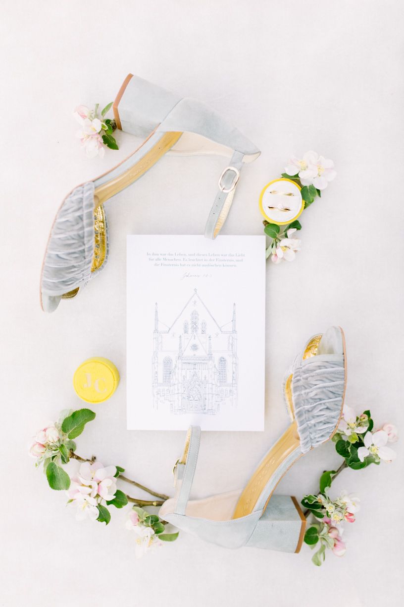 Hochzeitsfotograf Dresden, Leipzig, Sachsen - Thomaskirche auf Hochzeitspapeterie mit Schuhen