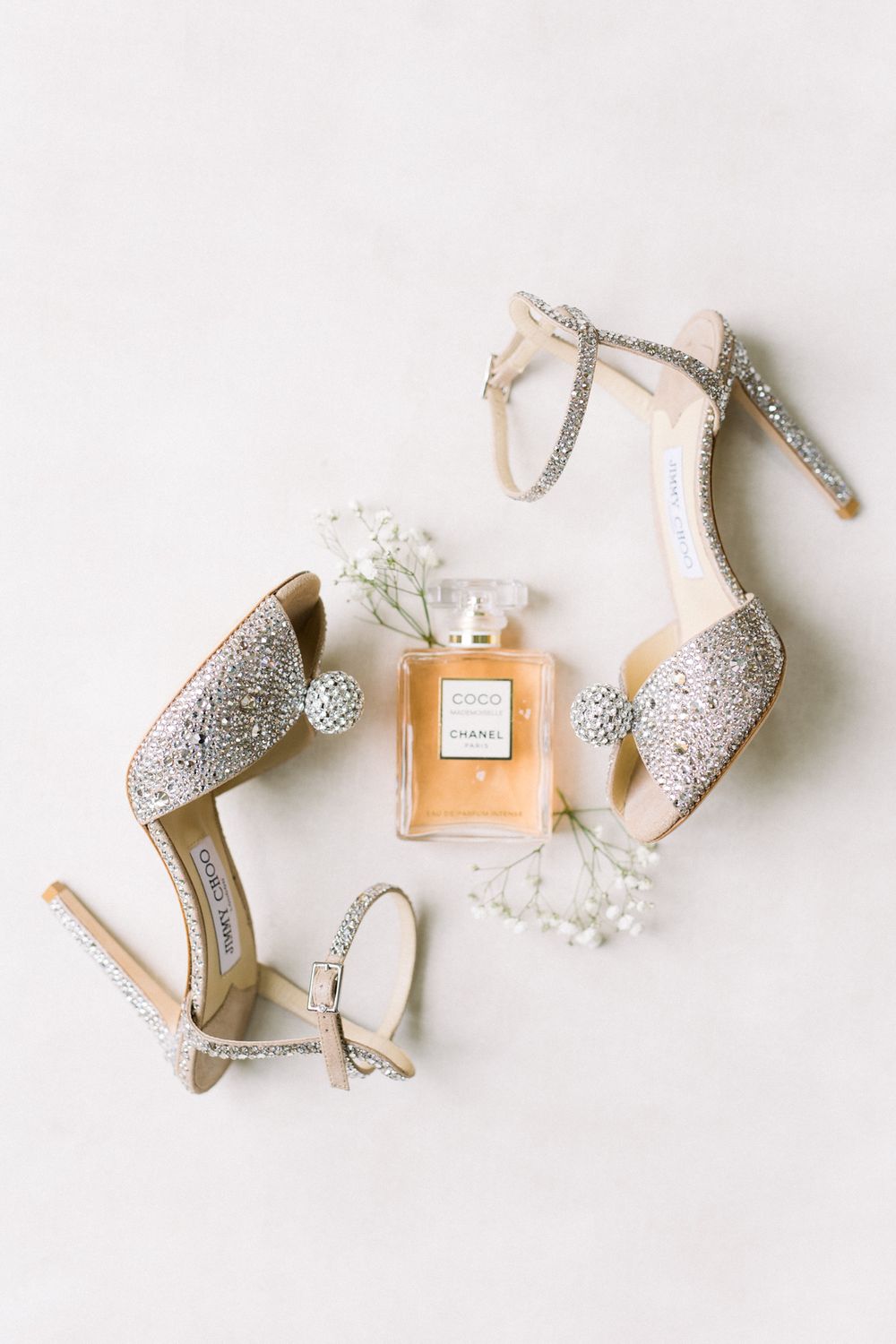 detailreiche Hochzeitsfotos in Dresden - Schuhe mit Parfum