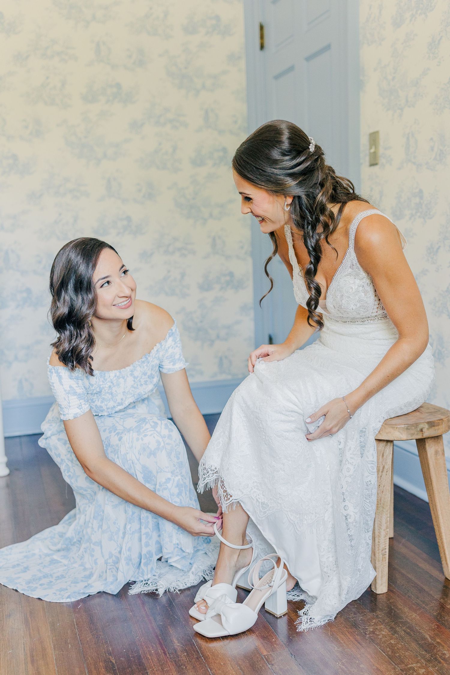 RUST MANOR HOUSE LEESBURG VIRGINIA WEDDING PICTURES BRIDE GETTING READY