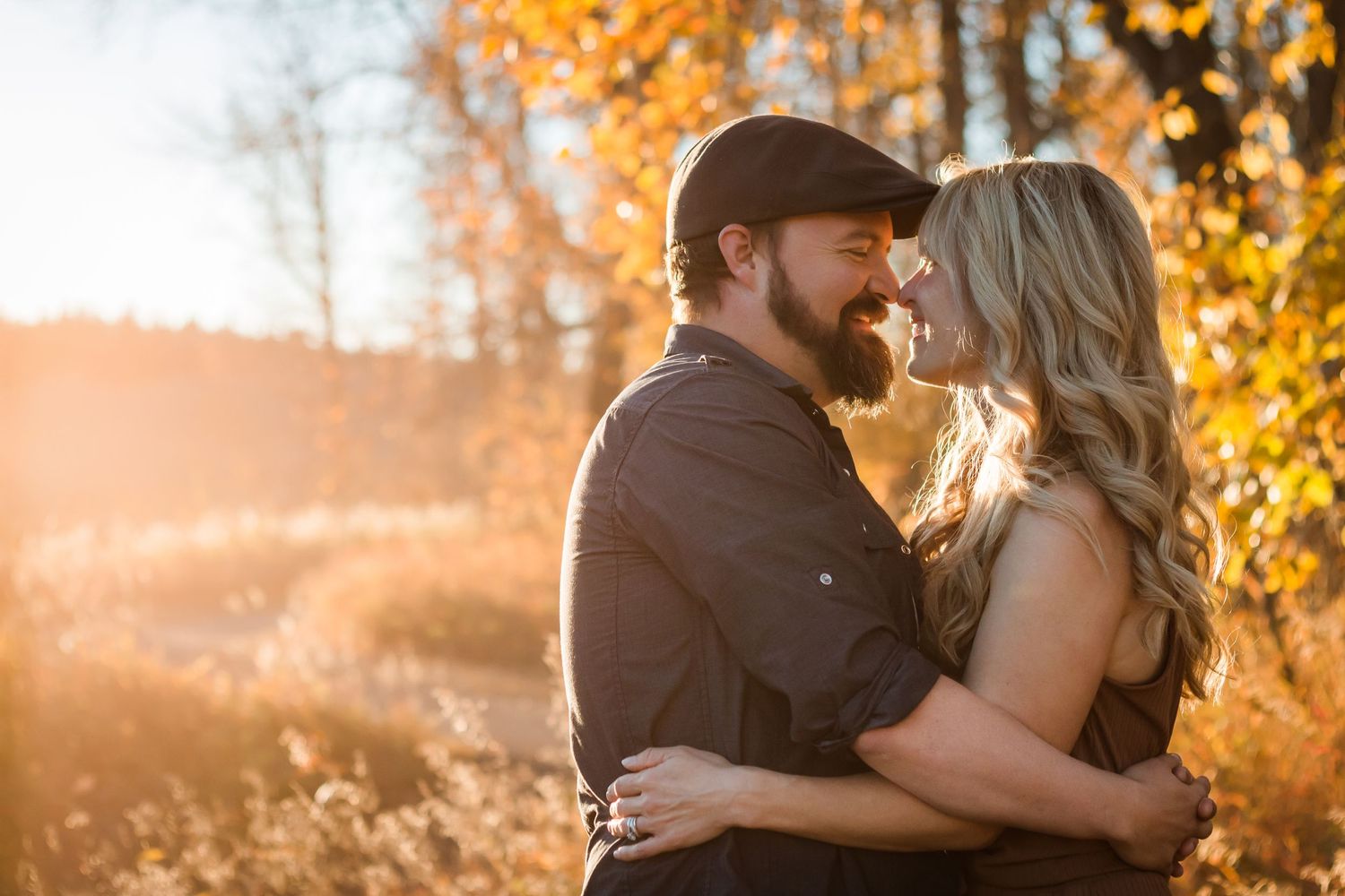 Beautiful golden hour couples lifestyle photography in Fish Creek Park, Calgary Alberta in fall.