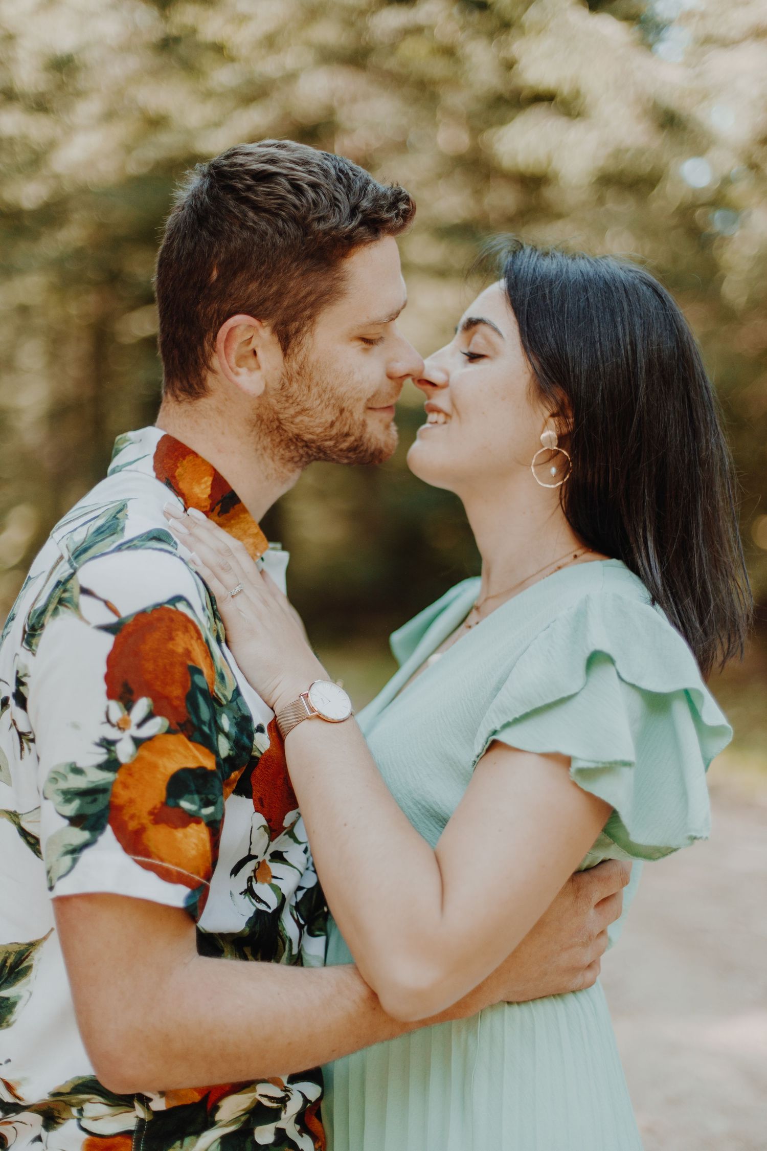 Séance photo couple en extérieur, instants complices et romantiques en lumière naturelle. Portraits lumineux d’un couple capturant tendresse