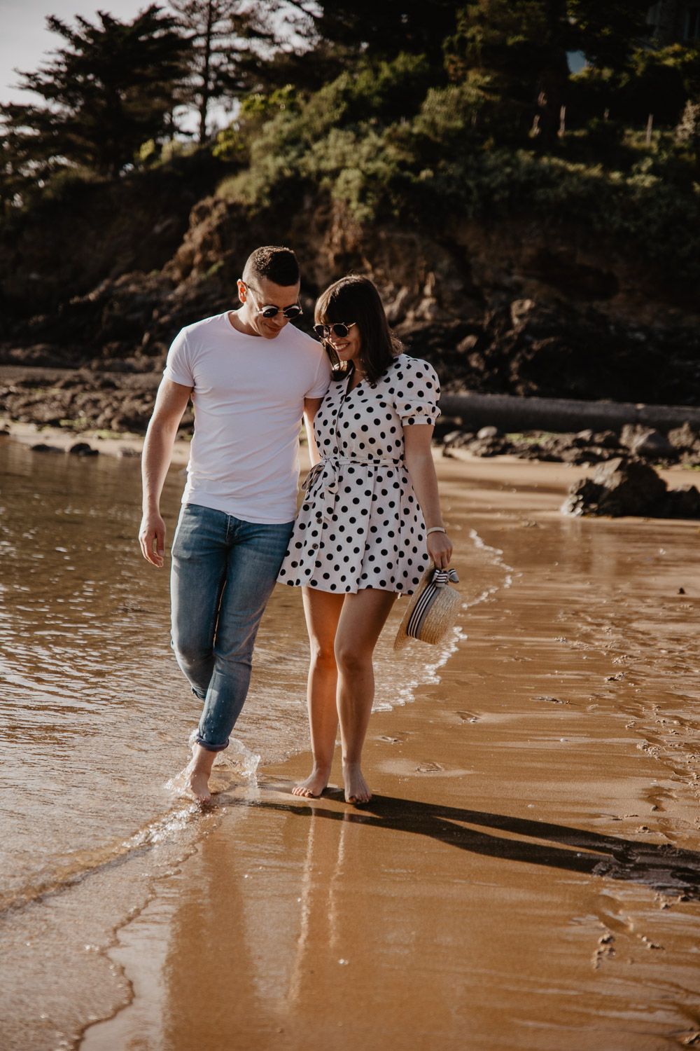 couple qui marche au bord de l'eau a dinard