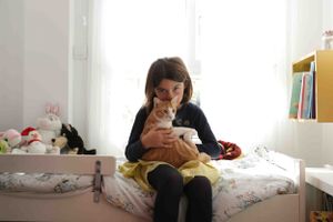 retrato de una chica con su gato
