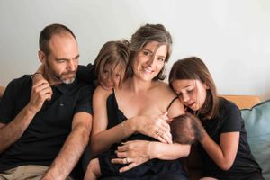 retrato de familia en casa