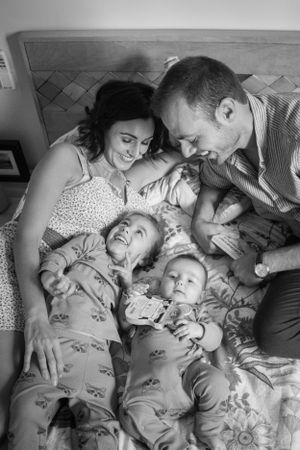 abrazo de familia en casa